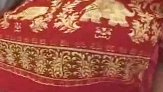 Тэр аялдаг хойлог хооронд том дагуурын болон Pussy.