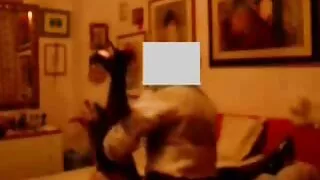 Унтаж буй өвгөний хажууд буйдан дээр хэвтэв.