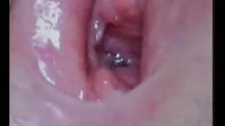 Mulatta Masturbates түүний pussy хувцас солих өрөөнд сайн хийж байгаа.