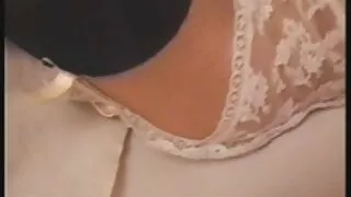 Улаан үстэй эхнэр хайртай pussy болон секс гал тогооны ширээн дээр.
