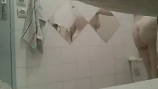 Тэр fucks болон Түүний сэтгэл татам нь камерын өмнө гэгээрүүлдэг.