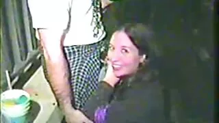 Тэр өглөө нь blowjob өгдөг.
