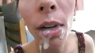 Эрэгтэй хүн гал тогооны өрөөнд залуу охиныг хуурдаг.
