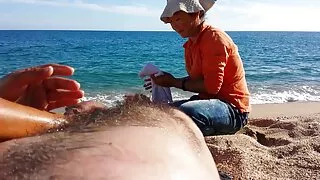 Анна Де Вилль Африк гаралтай Америк хүнээс шулуун гэдсээр галын шоу хүлээж байна.