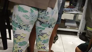 Нүдний шилтэй оюутан танихгүй хүмүүст бариулыг сордог.