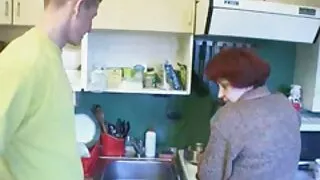 Estie Ka scorrere буурсан түүний pussy үед шулуун гэдсээр.