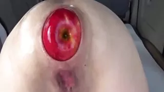 Izz Las Lasch нь галзуугийн эмх замбараагүй байдлын үеэр өвчтэй охин шиг хашгирдаг.
