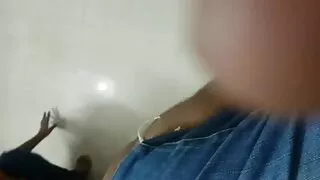 Эмэгтэйчүүдийн эмч өвчтөнийг ирэхэд нь тусалдаг.