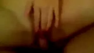 Тэр сексийн боол болохыг зөвшөөрч байна.