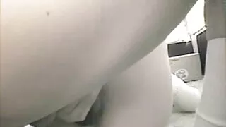 Эцэг, гэлэнмаа чөтгөрт эзэмдүүлсэн эмэгтэйтэй бэлгийн харьцаанд ордог.
