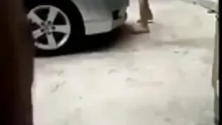 Тэр fucks түүний найз охин болон түүний stepmom.