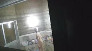 Охин нь од болох гэж оролдож, тахиа дээр тулай.