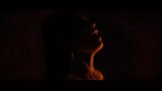 Тос Sofi pussy харуулж байна.