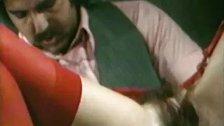 Нүдний шилтэй оюутан амралтаараа авга эгчийнхээ найз залуутай хамт хуурдаг бөгөөд маш их мөнгө авдаг.