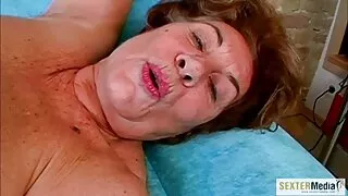 Итали найз залуудаа өгдөг.