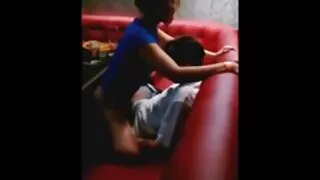 Нас бие гүйцсэн эмэгтэй залуу хүмүүстэй бэлгийн баяр баясгалан өөрийгөө зориулдаг.