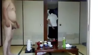 Петр Ногоон хэдэн snatches авч, усан сан тэднийг шарсан.