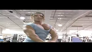 Давтагч нь хөөрхөн сургуулийн охинтой хуурдаг.