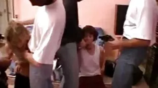 Эрэгтэй хүн Бөмбөгийг эрсдэлд оруулж, гоо үзэсгэлэнг хуурдаг.