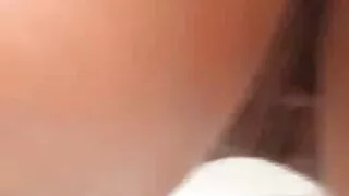 Ebony охин бэлгийн харьцааны үеэр хичээлээ үзүүлэв.