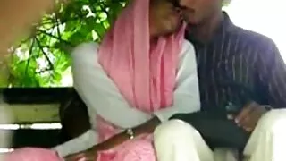 Катрина амархан бэлгийн харьцаанд ордог.
