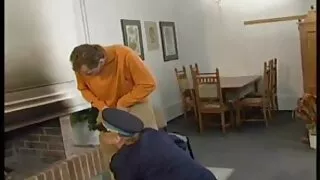 Тэр унтлагын өрөөнд blowjob өгдөг. Сурагчийн дүрэмт хувцастай Doggy загварын секс.