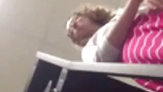 Тэрээр сонгодог рок хамтлаг Metallica дор Түүний нууц амраг fucks.