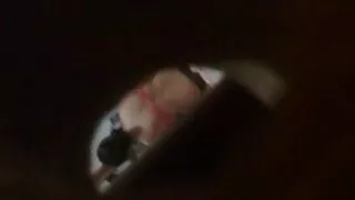 Хар үстэй Masturbates болон pees нь buzz.