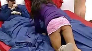 Тэр dildak нь новш өөрийгөө spanks.