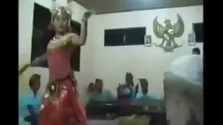 HEIM Marie асуусан хөрш зөндөө, тонож бүх ариун цэврийн цаас.