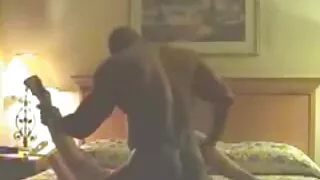 Охин нь бөмбөгийг өнгөлж, садистуудын илжигийг долоодог.